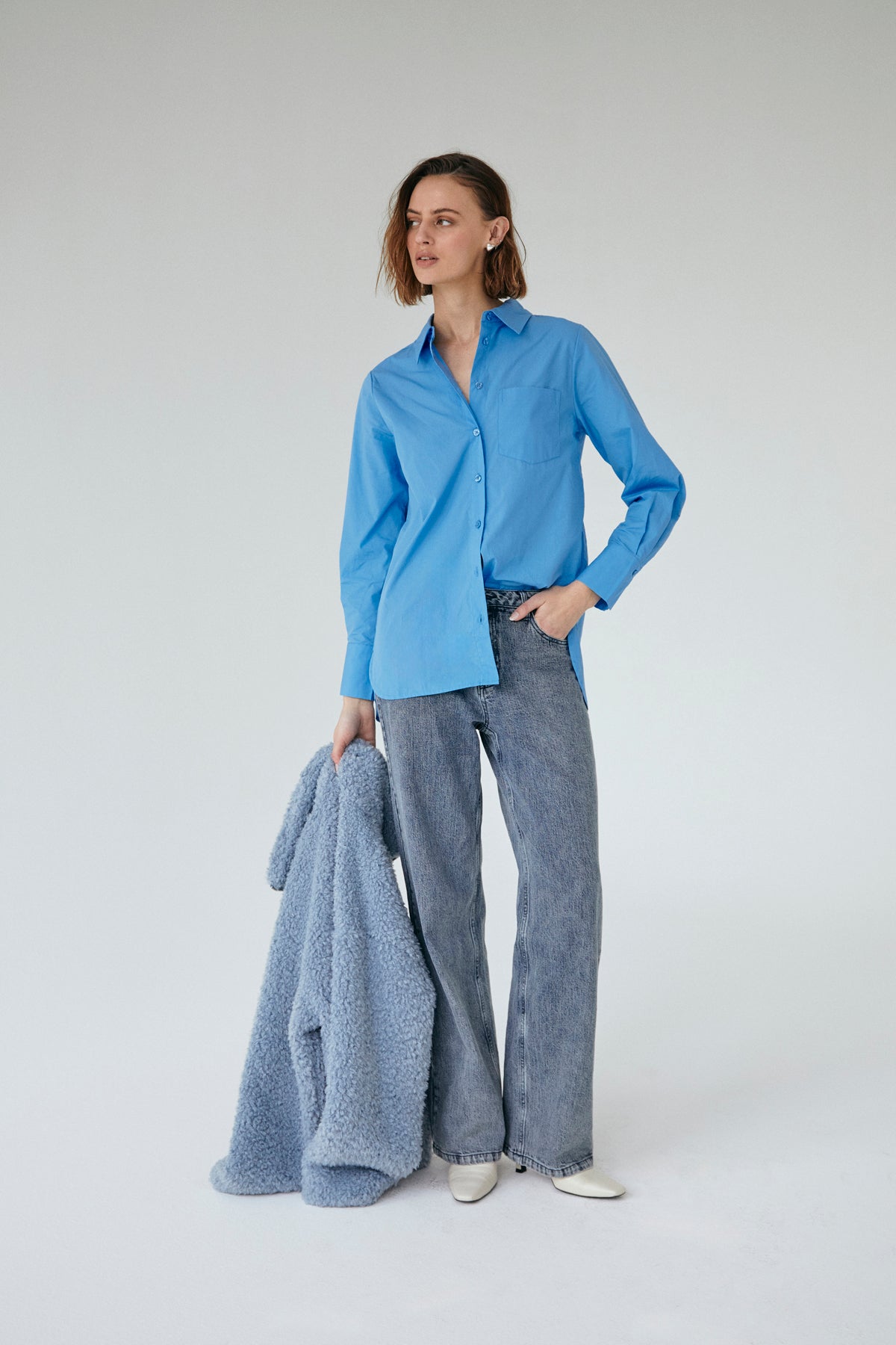 Midde  gallabuxur frá Freequent  -  Medium Blue Denim w. Off-white