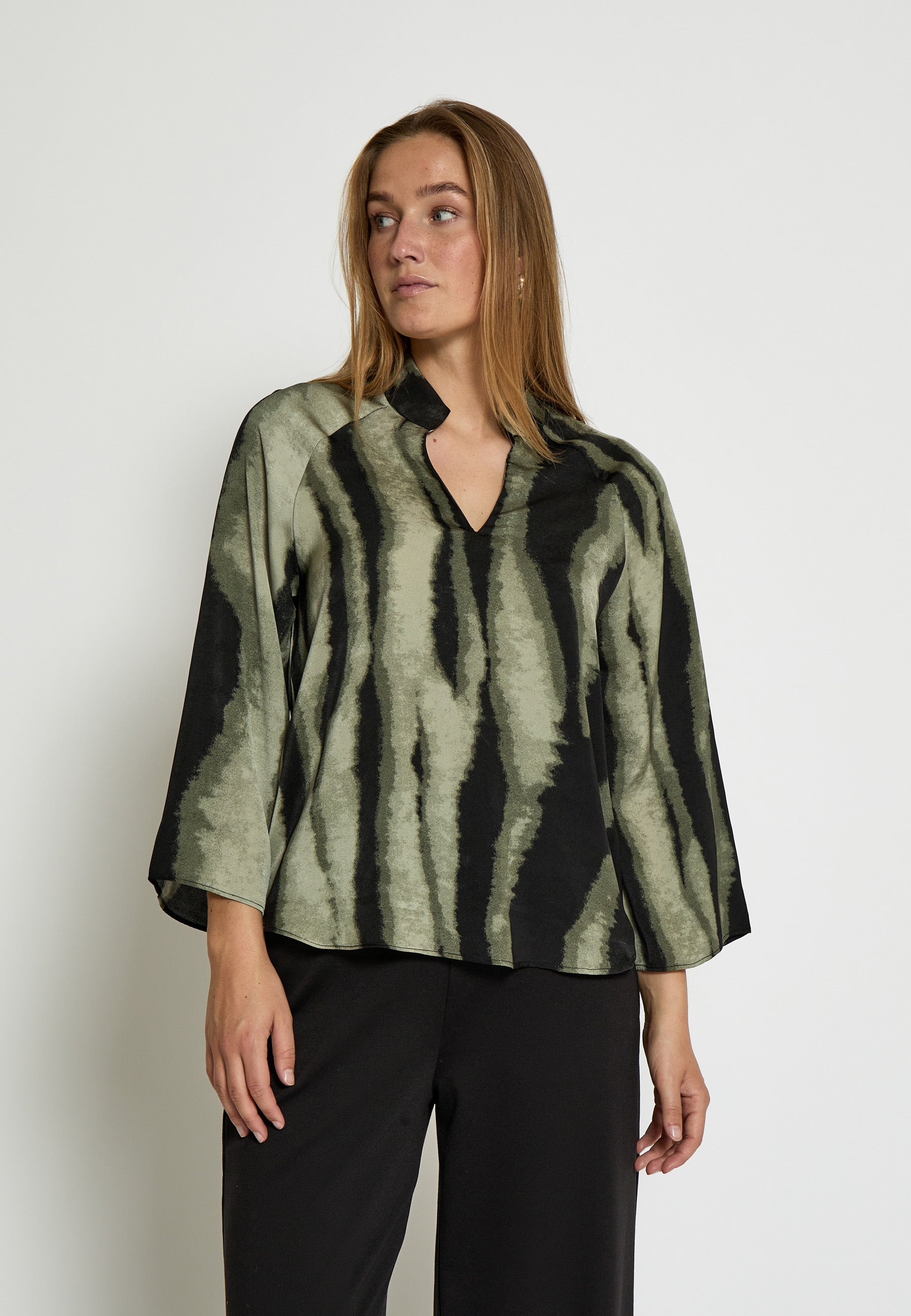 Jeanne blússa  frá Peppercorn -Grape leaf print
