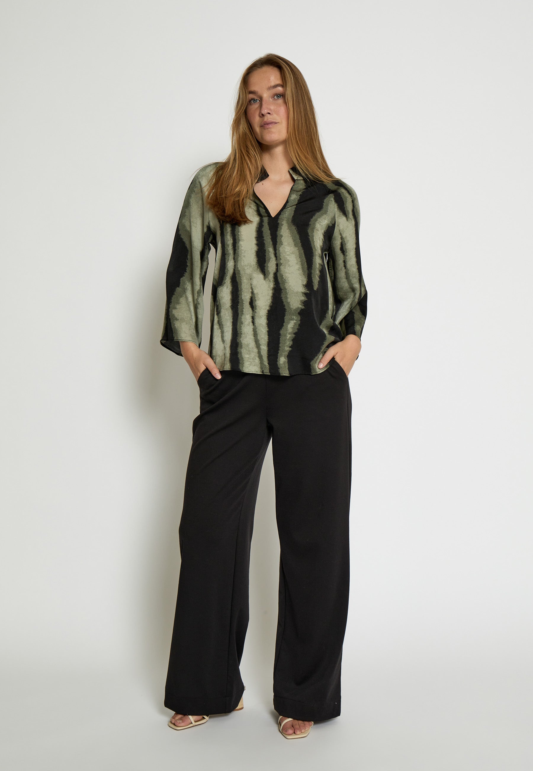 Jeanne blússa  frá Peppercorn -Grape leaf print