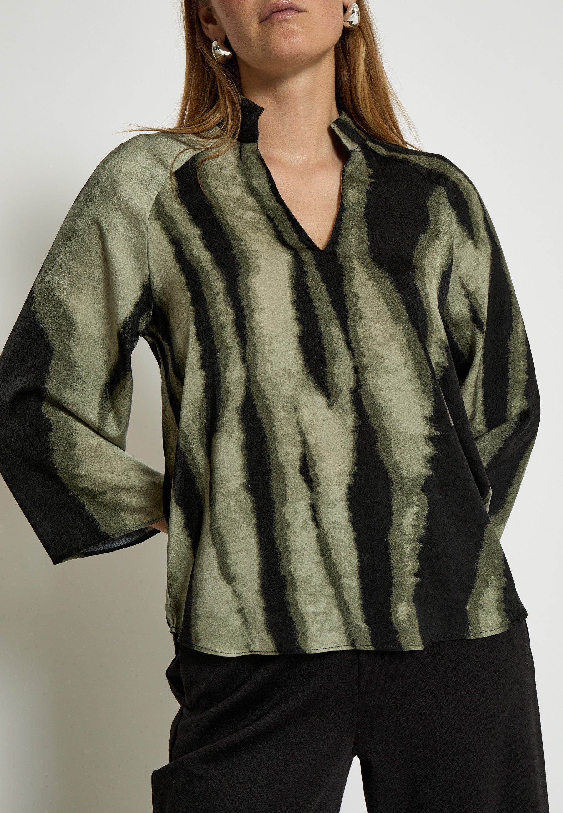Jeanne blússa  frá Peppercorn -Grape leaf print