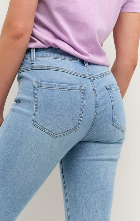 Sinem cropped  gallabuxur frá Kaffe  –  ljósar