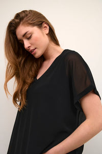 Cheila chiffon stutterma blússa frá Culture - Svört