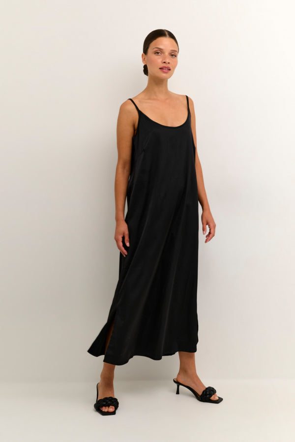Sasmina strap kjóll frá Kaffe-svartur