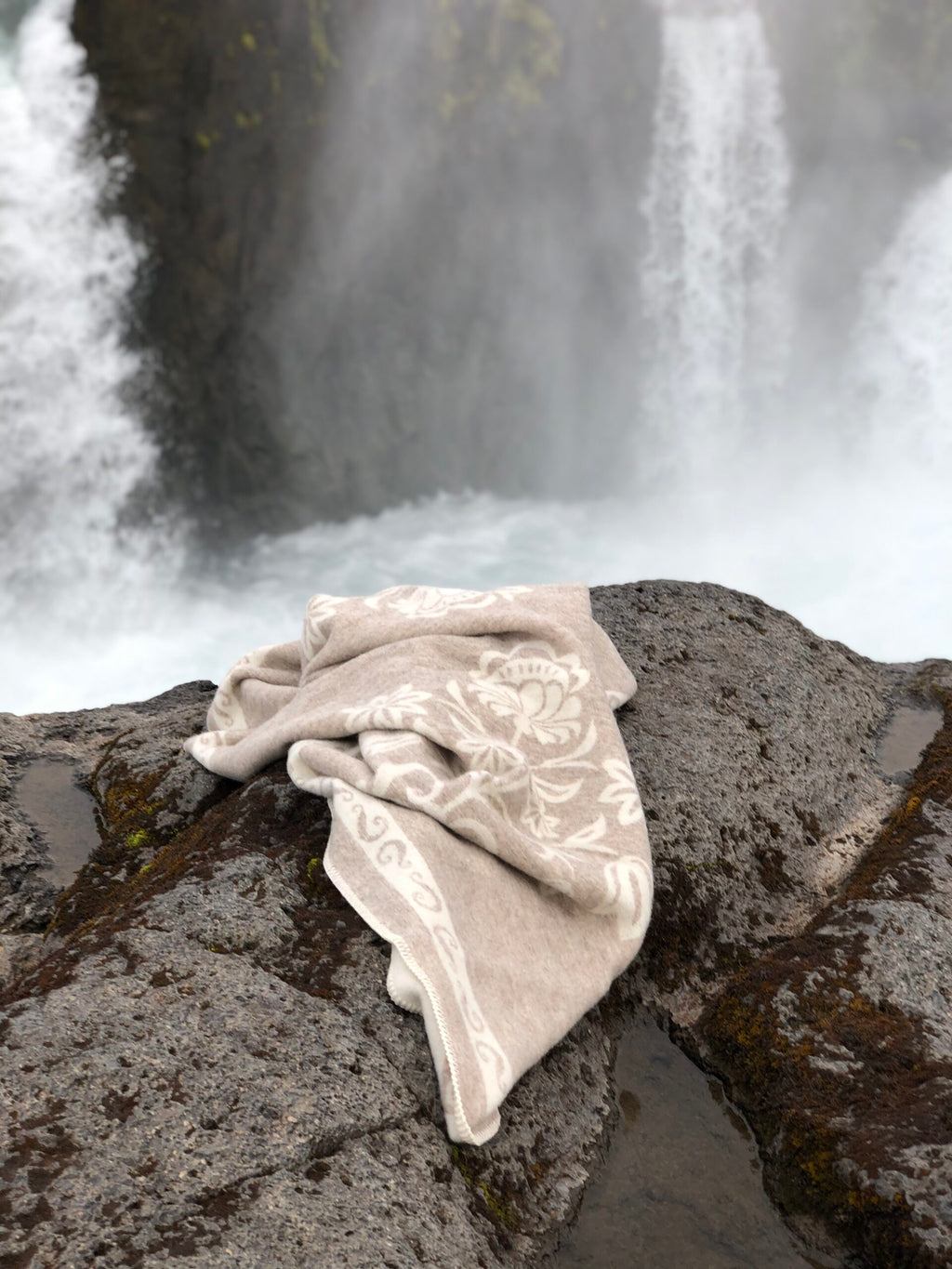Teppi Blóm lífsins frá Íslensk-drappað