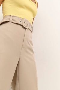 Sakura buxur með belti frá Kaffe- Feather grey