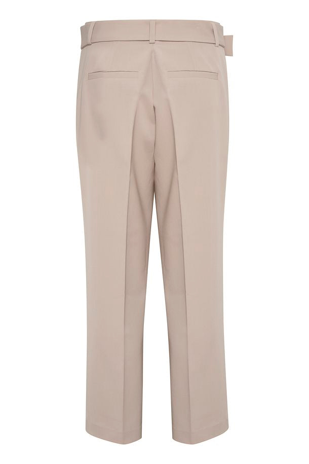 Sakura buxur með belti frá Kaffe- Feather grey
